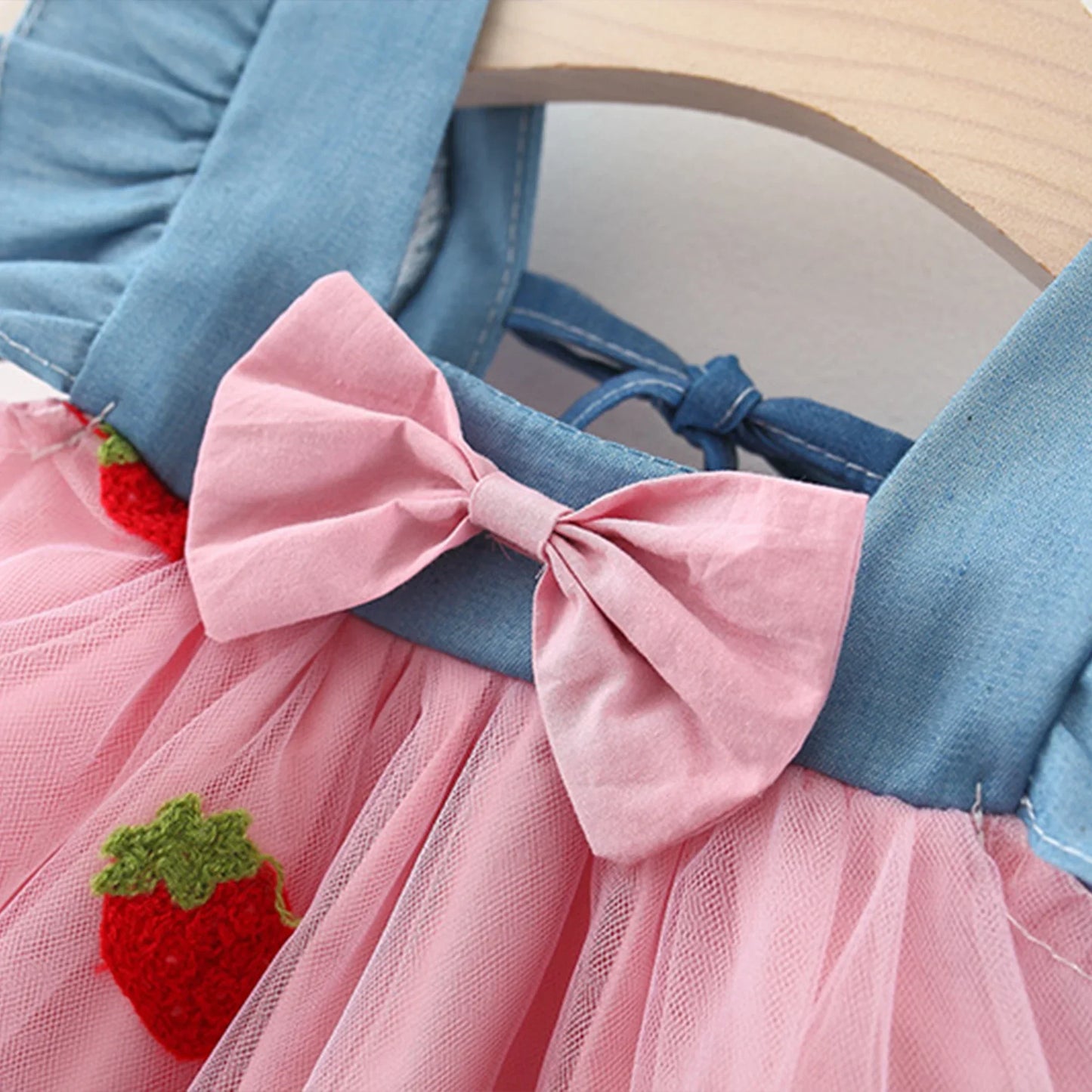 (0-3 Years) Summer New Girls Dress Small Flying Sleeve Bow A-child Dress Embroidered Strawberry Cool Princess Dress